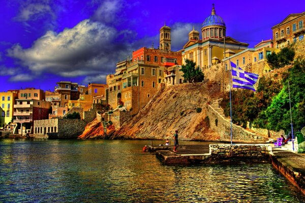 Hermoso cielo sobre la fortaleza en una de las ciudades de Grecia