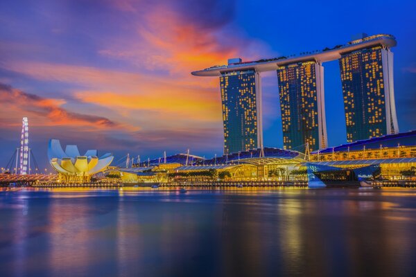 Die Lichter der Stadt Singapur sind modern und stilvoll