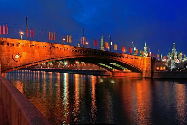 La nuit, Moscou s allume avec d autres couleurs