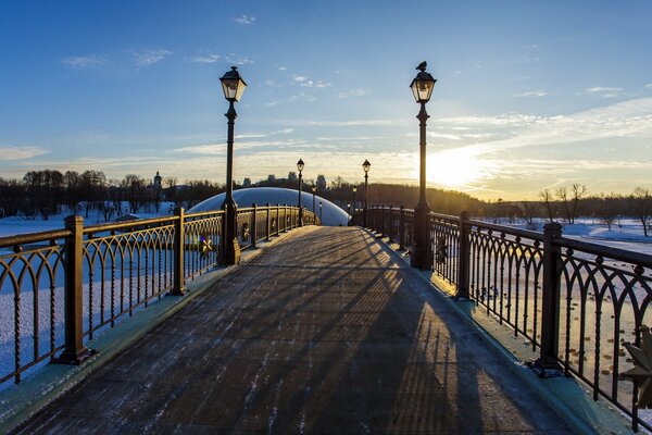 Schöne alte Brücke im Winter. Cirruswolken