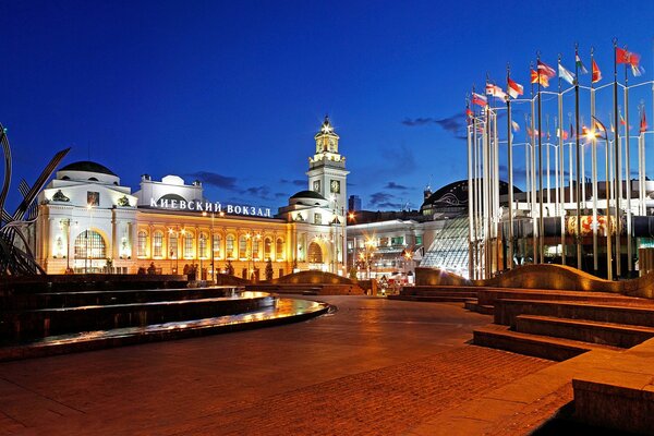 Estación de Kiev en la oscuridad de la noche