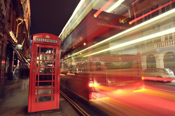 Die Stadt London in England ist eine Telefonzelle auf der Straße