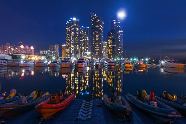 Las fascinantes luces del muelle nocturno