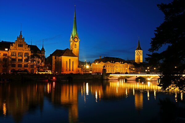 Fiume nella città di notte di Zurigo in Svizzera