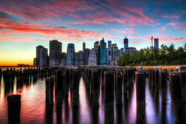 New Yorker Wolkenkratzer vor dem Hintergrund des Flusses bei Sonnenuntergang