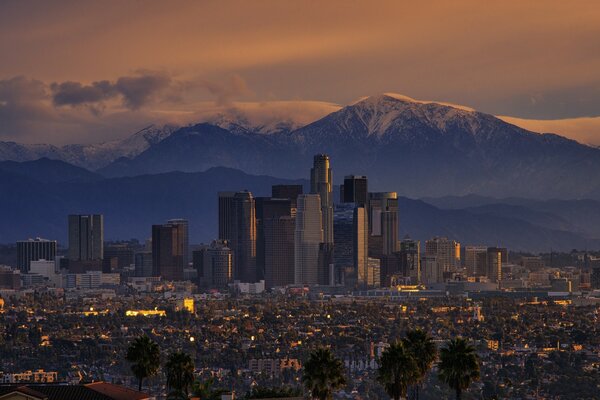 Miasto wśród gór w Los Angeles