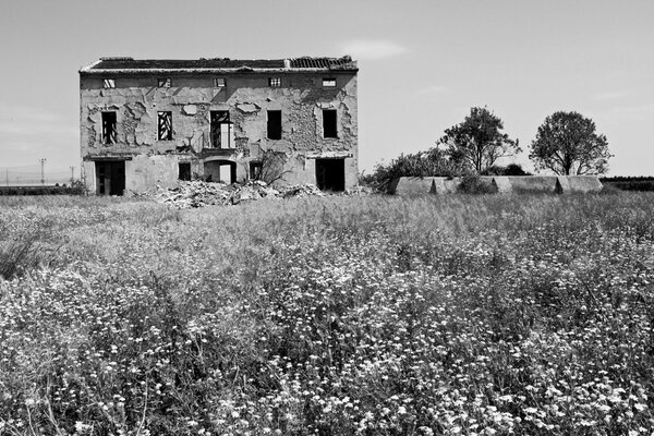 Casa abbandonata in bianco e nero