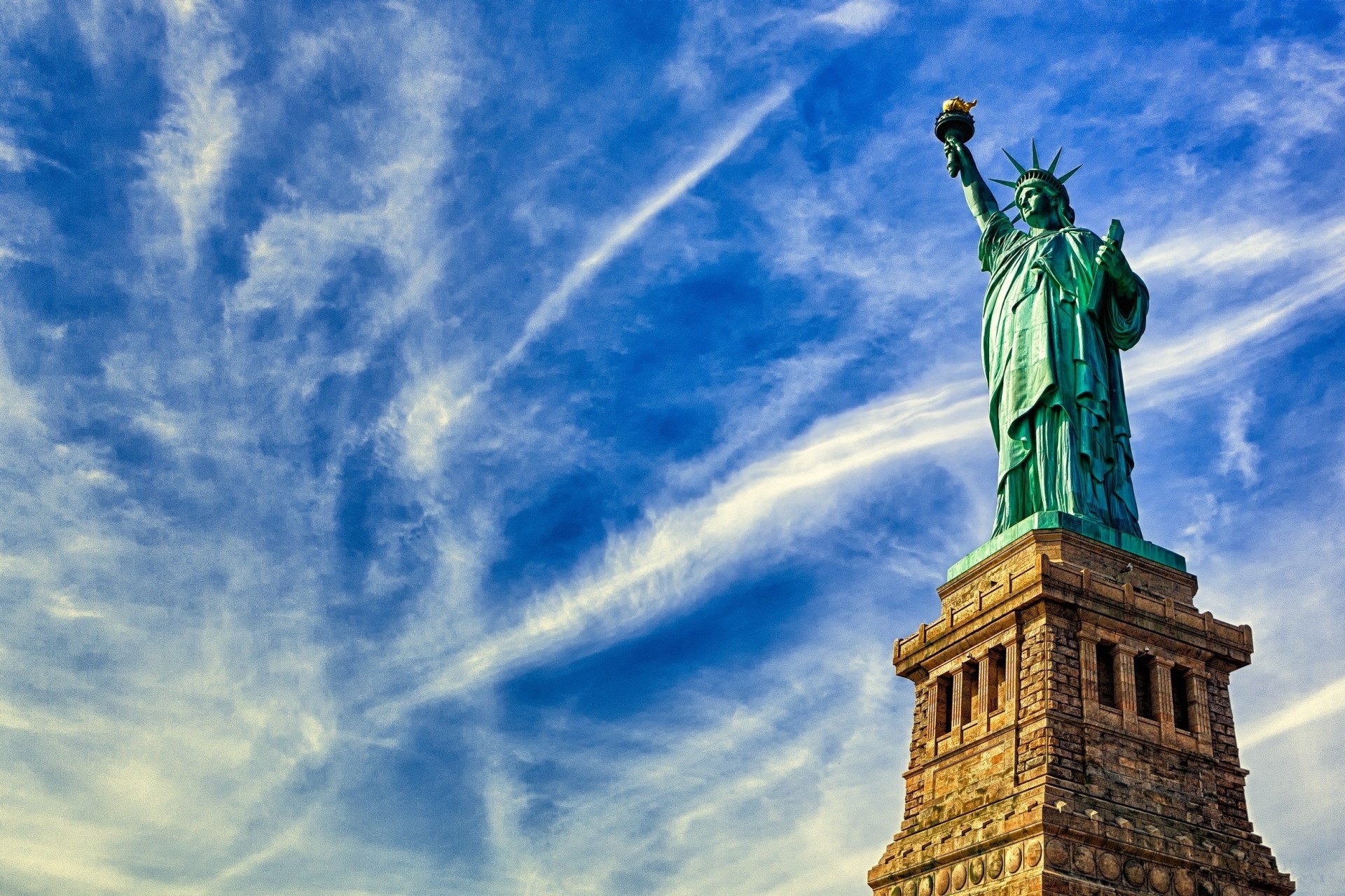 statua della libertà cielo