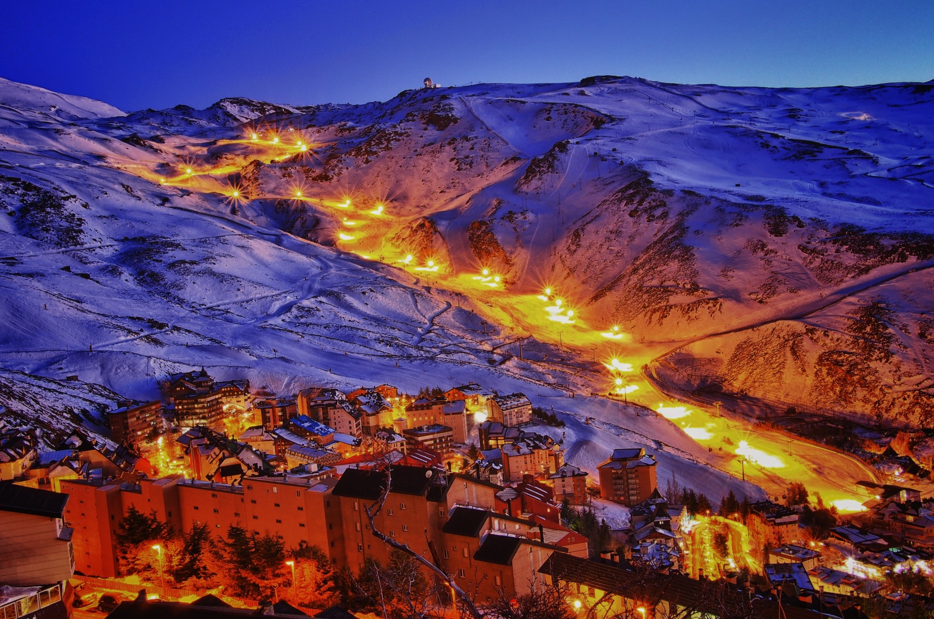 lumières montagnes nuit espagne