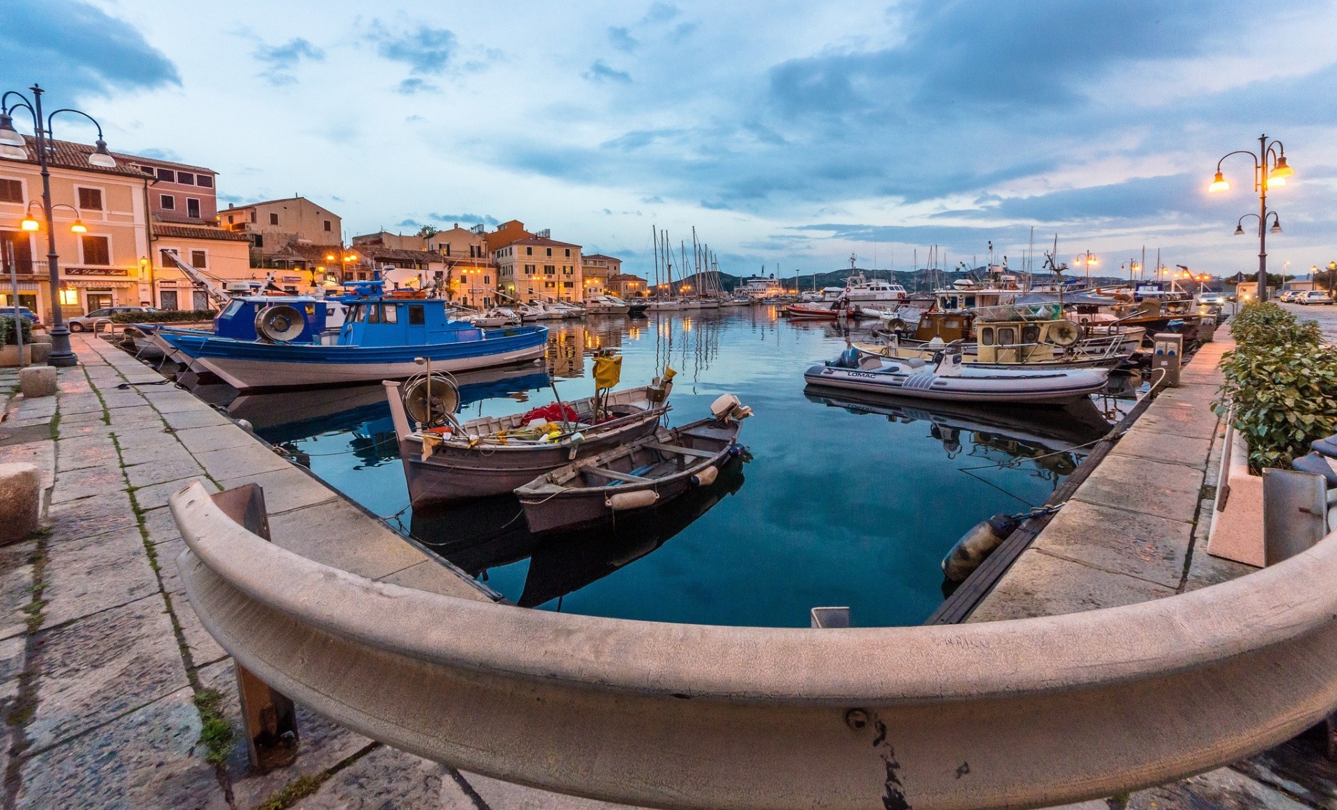 italien liegeplätze yachten boote hafen sardinien promenade