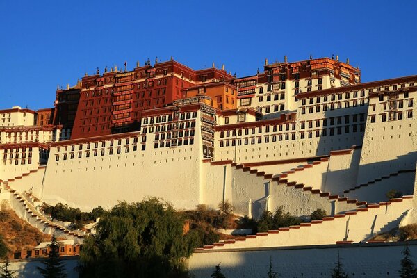 Ciel bleu au-dessus du bâtiment ogom en Chine