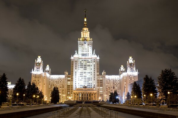 Das Gebäude der Moskauer Staatlichen Universität in der Nacht im Winter in Moskau