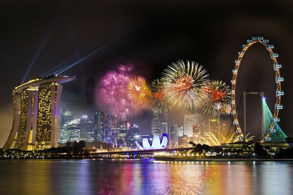 Feuerwerk auf dem Hintergrund des Riesenrades von Singapur