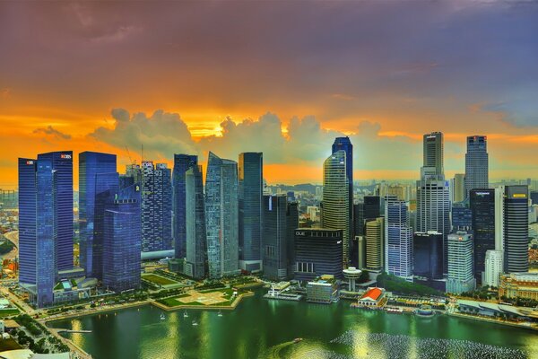 Wolkenkratzer von Singapur vor dem Hintergrund eines sonnigen Sonnenuntergangs