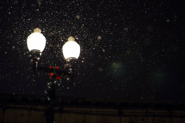 Nachtlaterne, die Licht unter dem Schnee emittiert