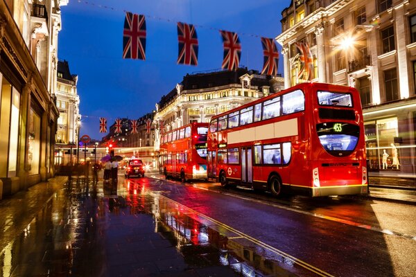 London in der Nacht ein roter Bus und helle Lichter