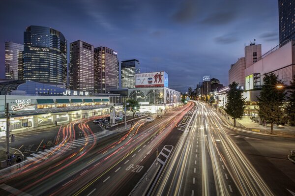 Japan Tokyo Metropole in der Nacht und helle Lichter der Autos