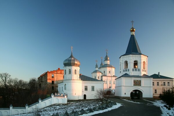 Ucrania. Iglesia blanca como la nieve contra el cielo azul