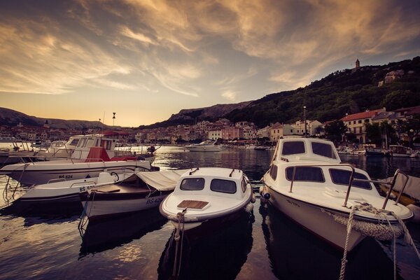 Croazia baia con barche al tramonto