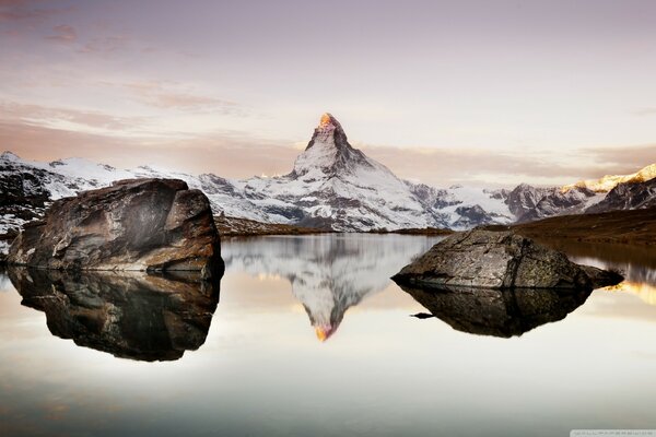 Suisse Cervin roches et montagnes enneigées