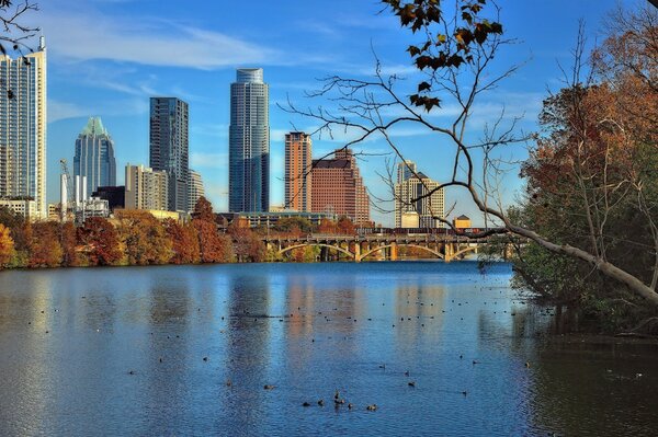 Ponte sul fiume Austin Texas e grattacieli sulla riva