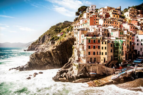 Italien Riomaggiore Meer Sonne und bunte Häuser