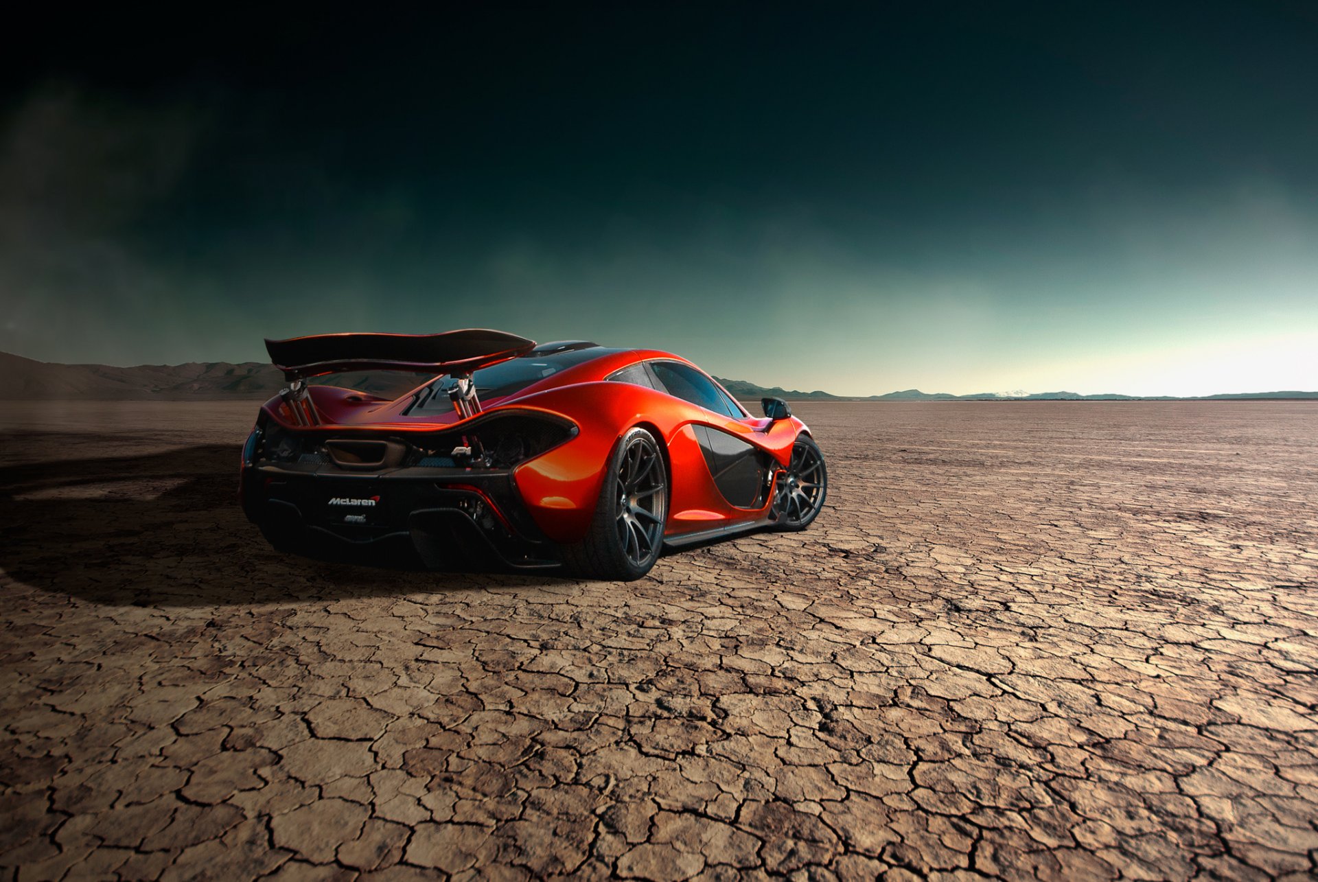 mclaren p1 orange supersportwagen wüste sturm straße hinten