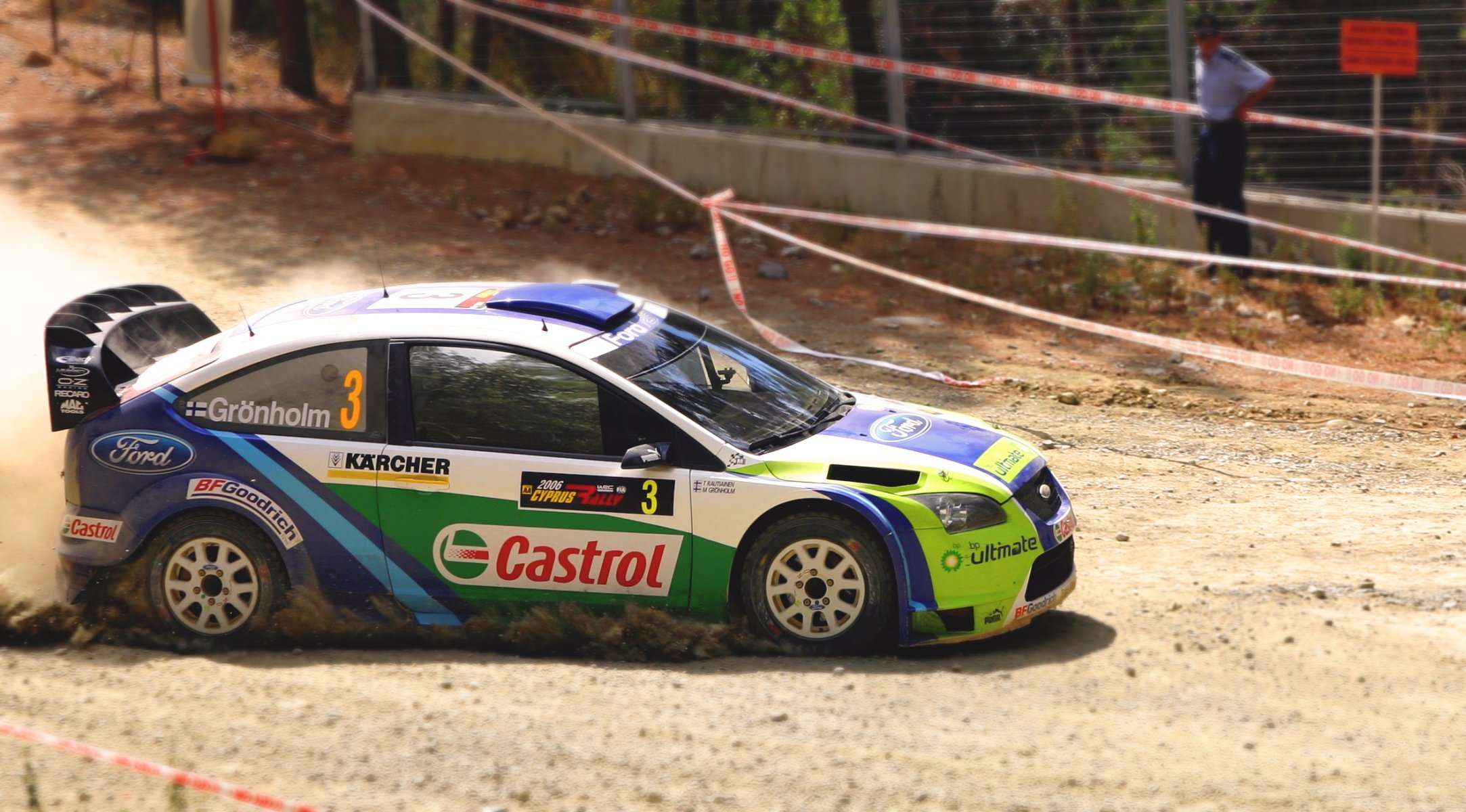 ford focus wrc rally auto auto sport gara giorno vista laterale turno skid campionato