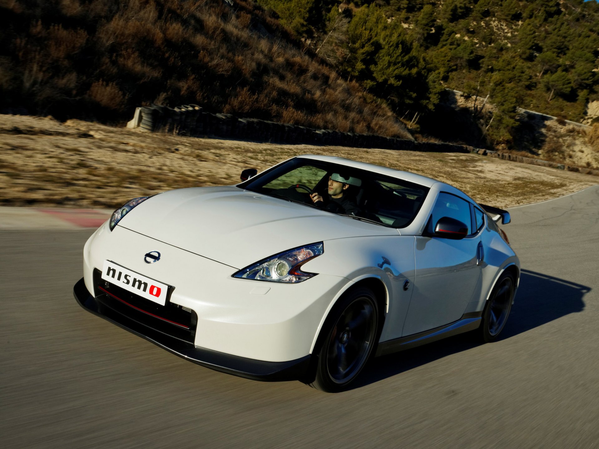 nismo nissan 370z widok z przodu biały samochód