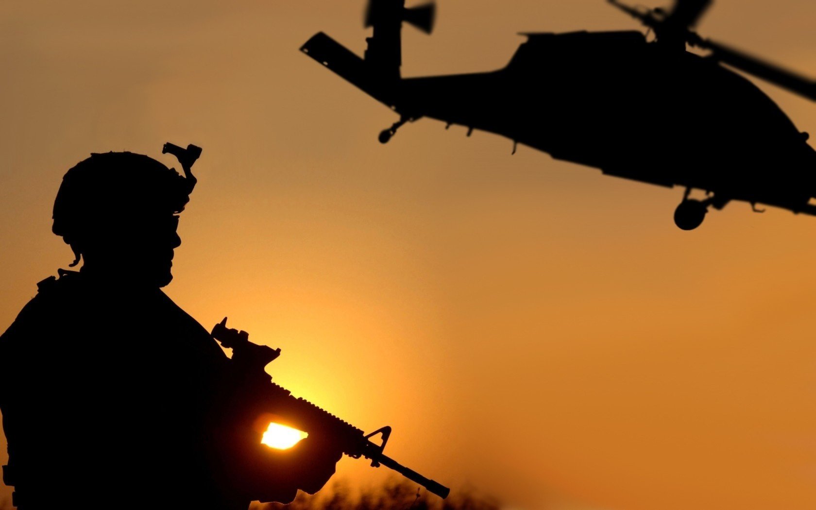 silhouette eines soldaten bei sonnenuntergang cowboy mit gewehr frachthubschrauber szene mit filmbild mädchen auf sonnenuntergang hintergrund hubschrauber schwarz krieg waffe sonne gewehr militärische ausrüstung militärische luftfahrt