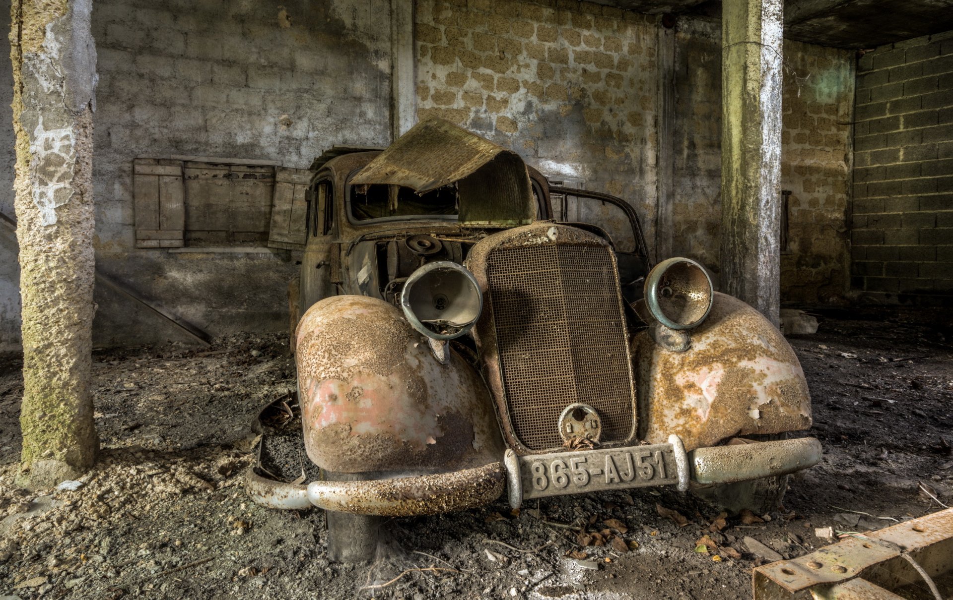 voiture garage ferraille