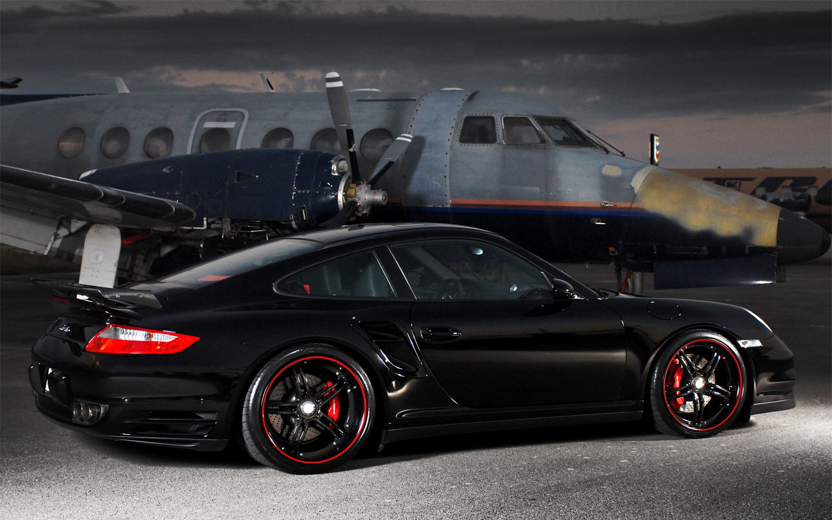 rote felge porsche schwarz flugplatz auto auto schwarzes auto porsche profil abend sportautos transport kraftfahrzeuge flugzeug felgen schubkarre nacht form design stil