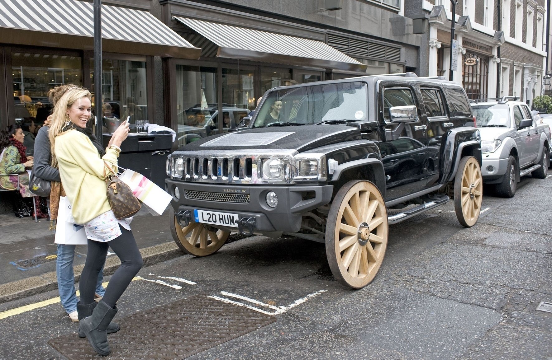 h3 ultimate wagon wheel holzräder kreativ auf der straße lächelndes mädchen hummer mädchen schaufenster café lächeln autos transport auto witze kraftfahrzeuge