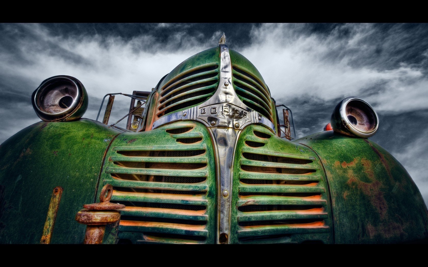 sur le fer ferraille vieille voiture ciel époque transport auto rétro véhicules à moteur