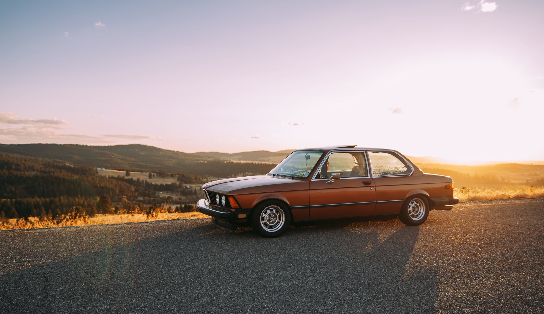 bmw e21 ombra strada ruote fari valle colline orizzonte nuvole cielo sole