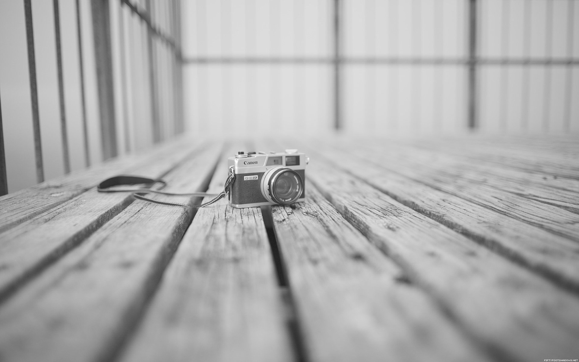 chambre grise plancher en bois appareil photo appareil photo matériel photographique photo appareil photo noir et blanc photoparad