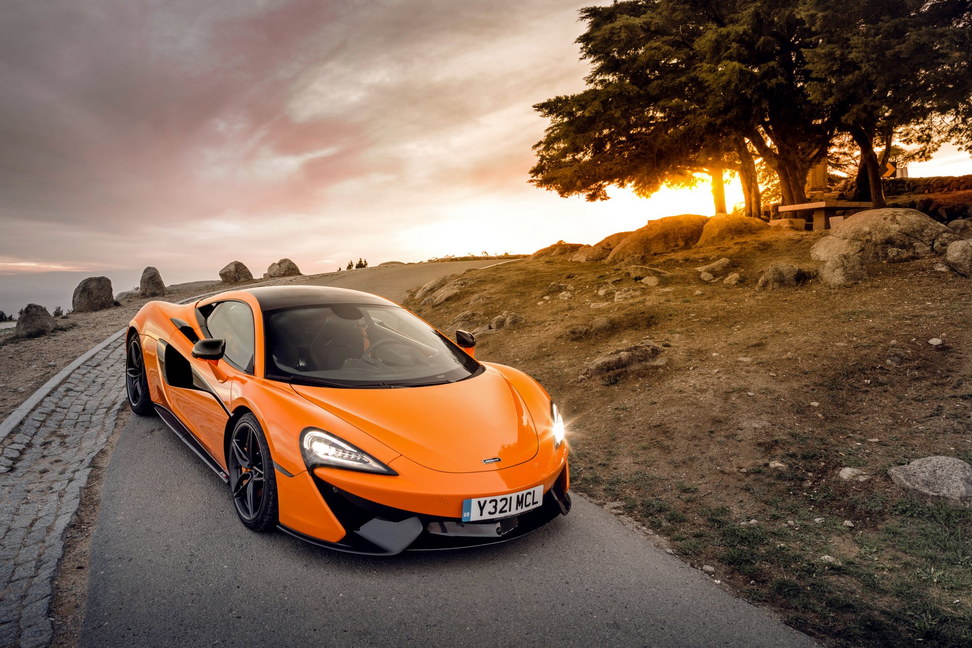 mclaren 570s mclaren supersamochód słońce drzewa