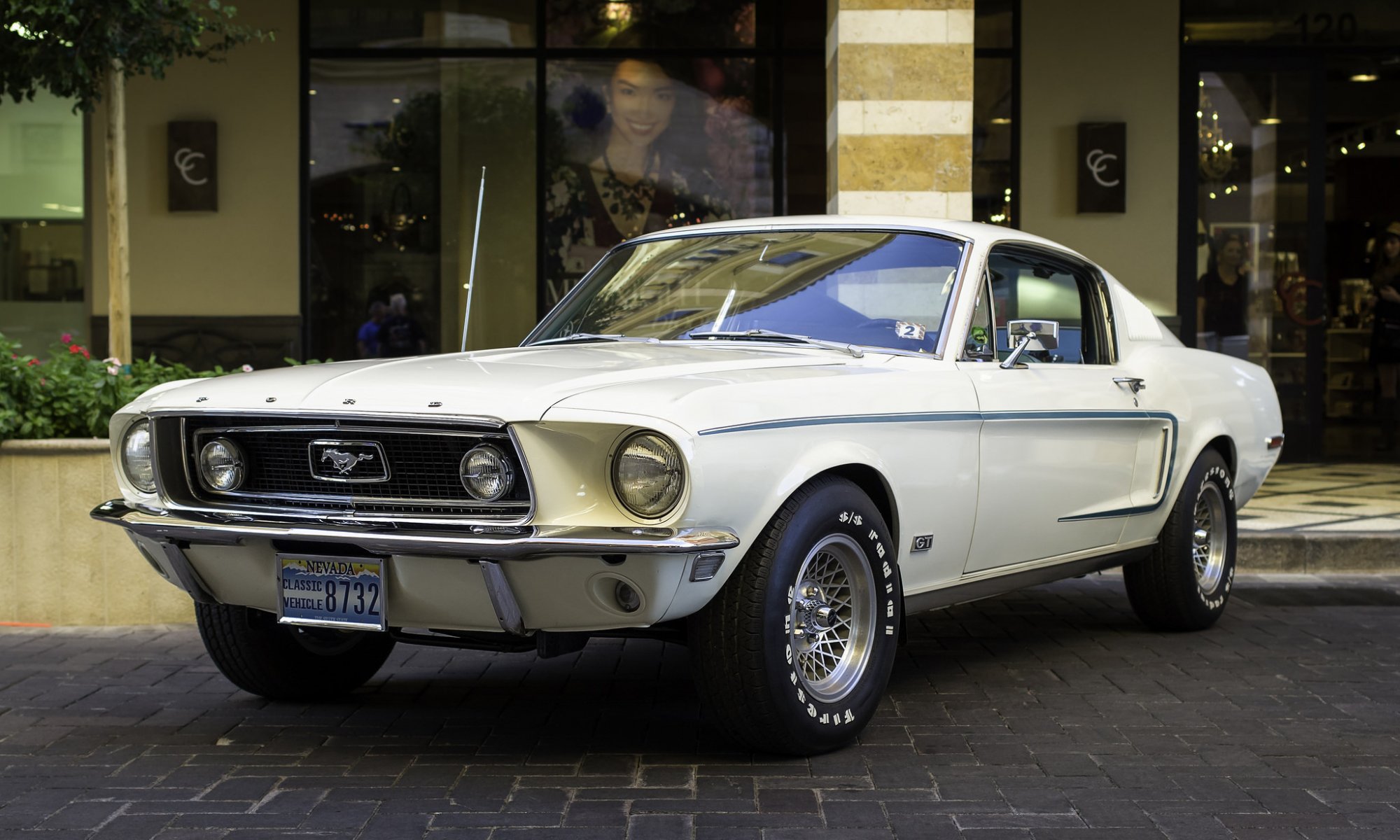 ford mustang muscle car biały klasyczny retro