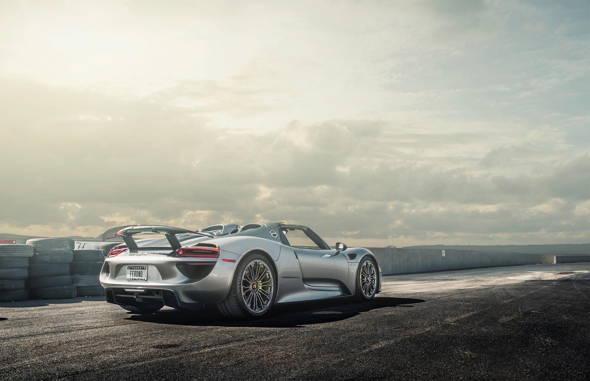 porsche spyder argento posteriore vista spoiler ruote