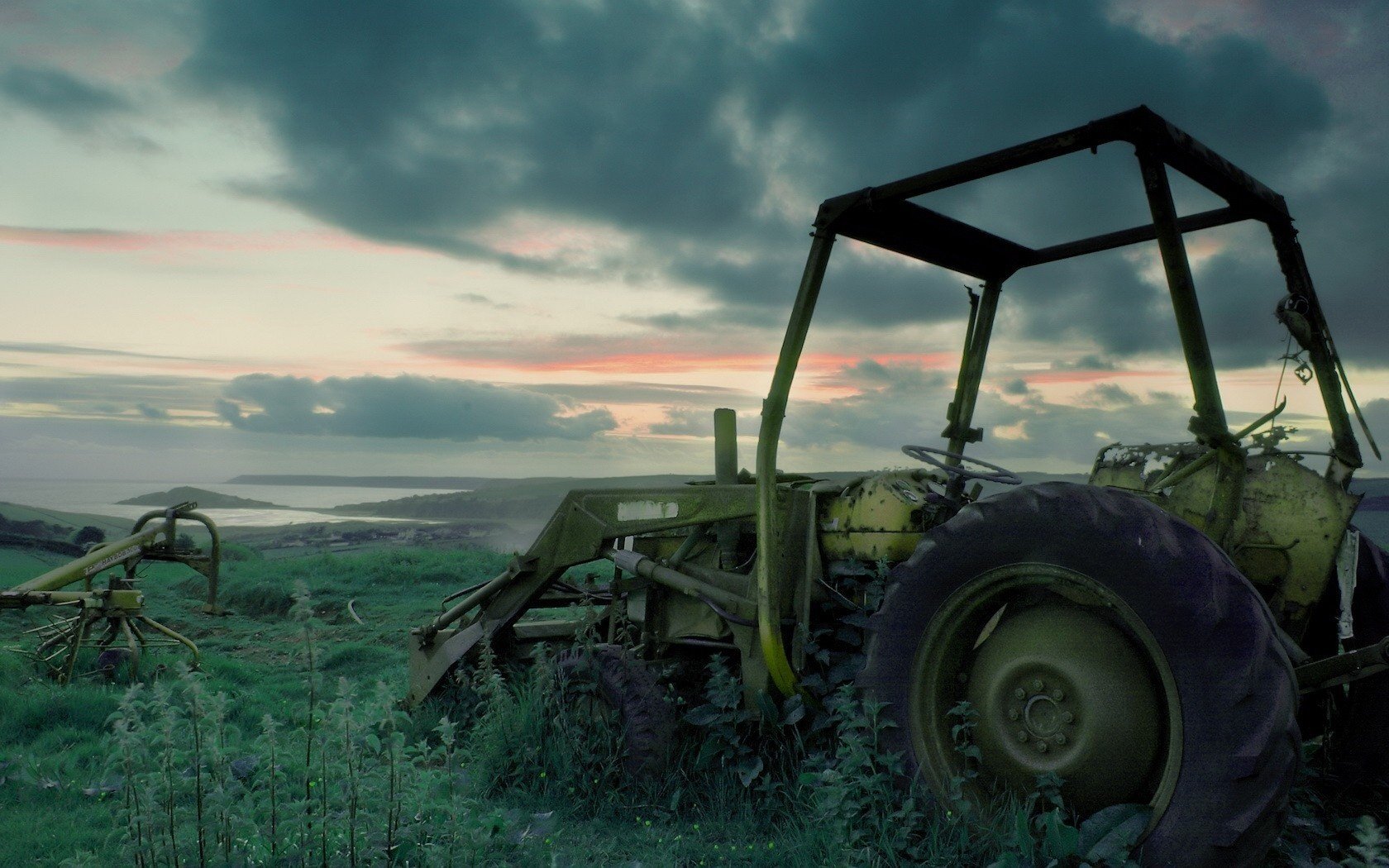 fer abandonné ferraille tracteur herbe