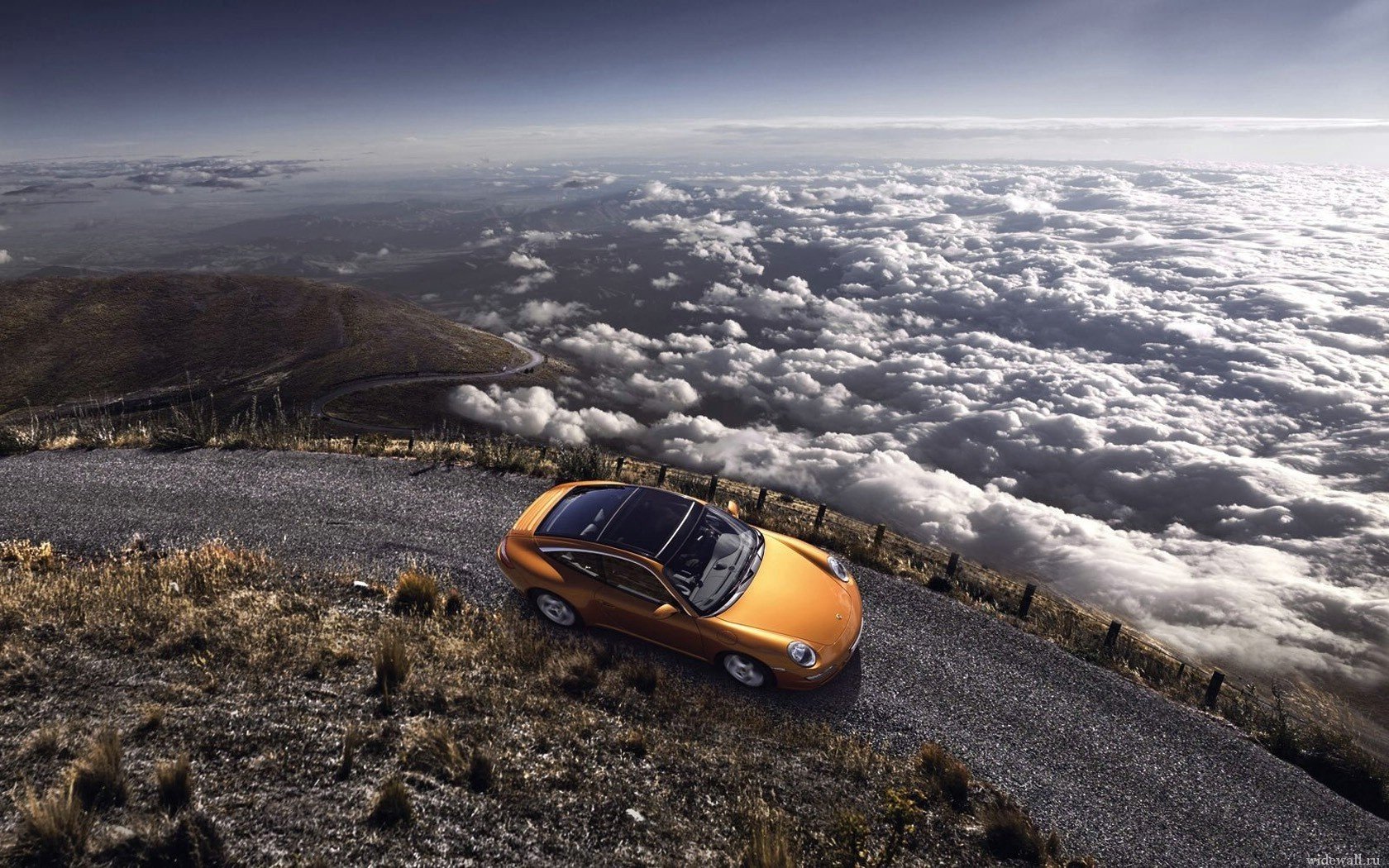 en las montañas porsche porshe sobre las nubes serpentina vista superior auto coche terreno montañoso coche naranja coches vehículos vehículos