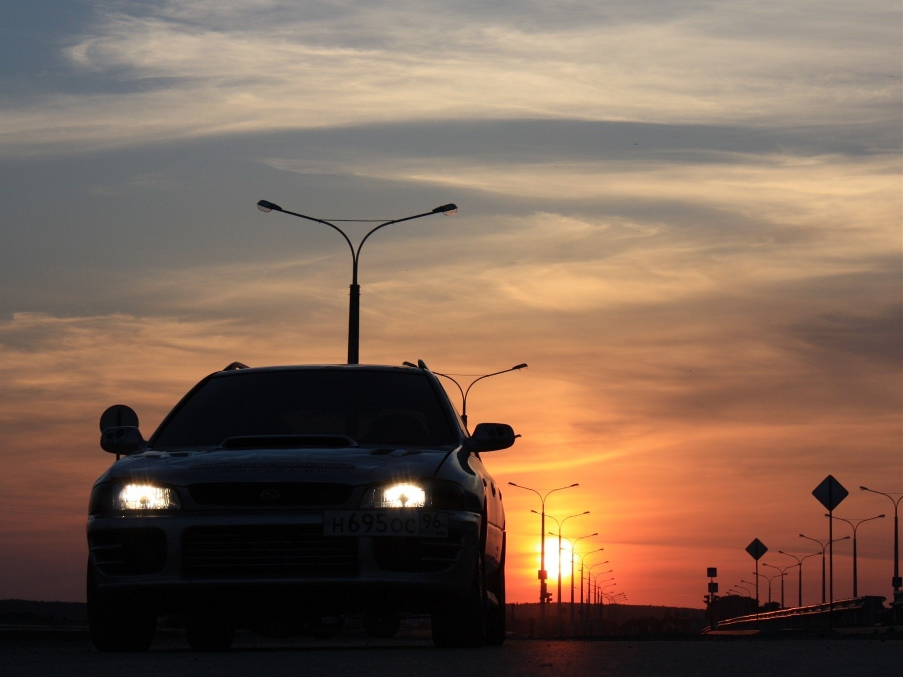 lampioni bel cielo subaru impreza wrx fari al tramonto autostrada segni atmosfera tramonto automobili trasporti auto veicoli a motore