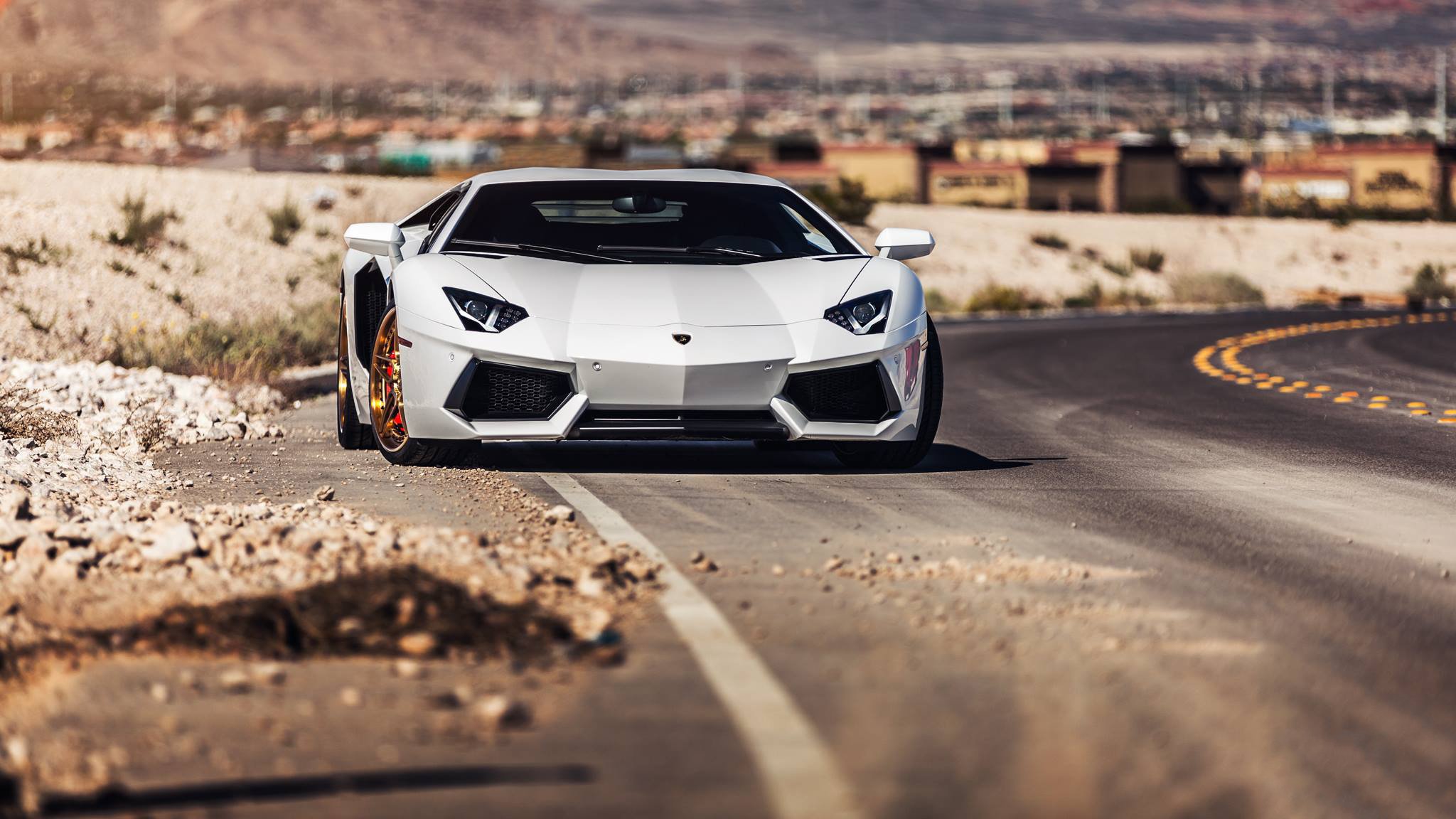 lamborghini aventador lp700-4 b-forgiato ruote strada bianco supercar anteriore deserto