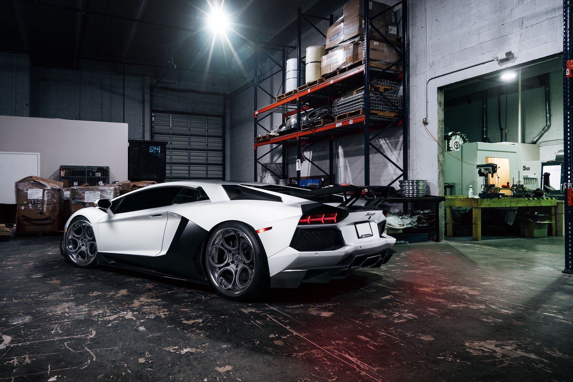 lamborghini aventador lp700-4 roues mat blanc tuning supercar arrière garage