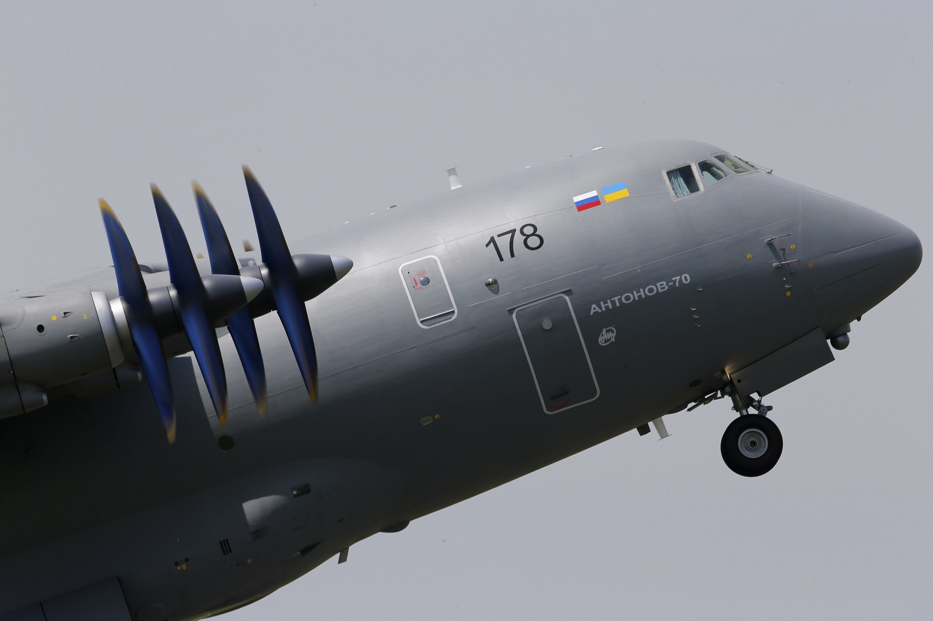 aereo antonov cargo an-70 medio raggio trasporto