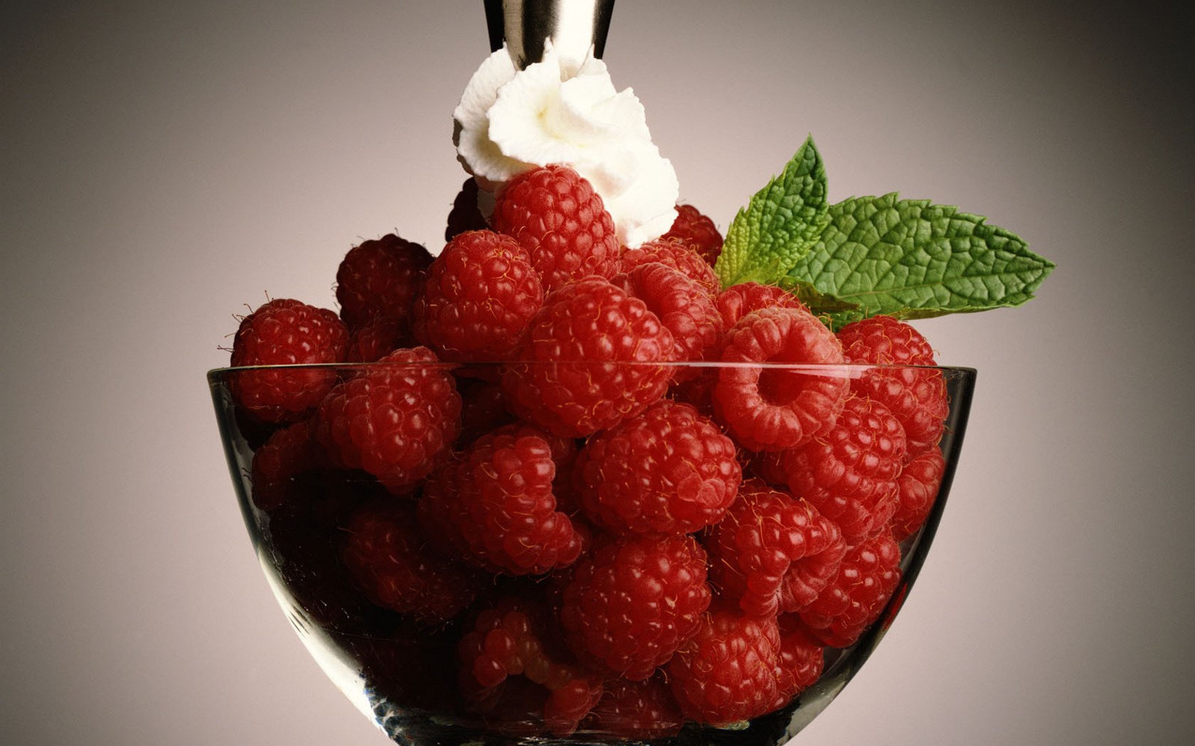 reife himbeeren kochen essen thein hintergrund creme schale minze desserts lecker himbeeren dunkler hintergrund früchte beeren