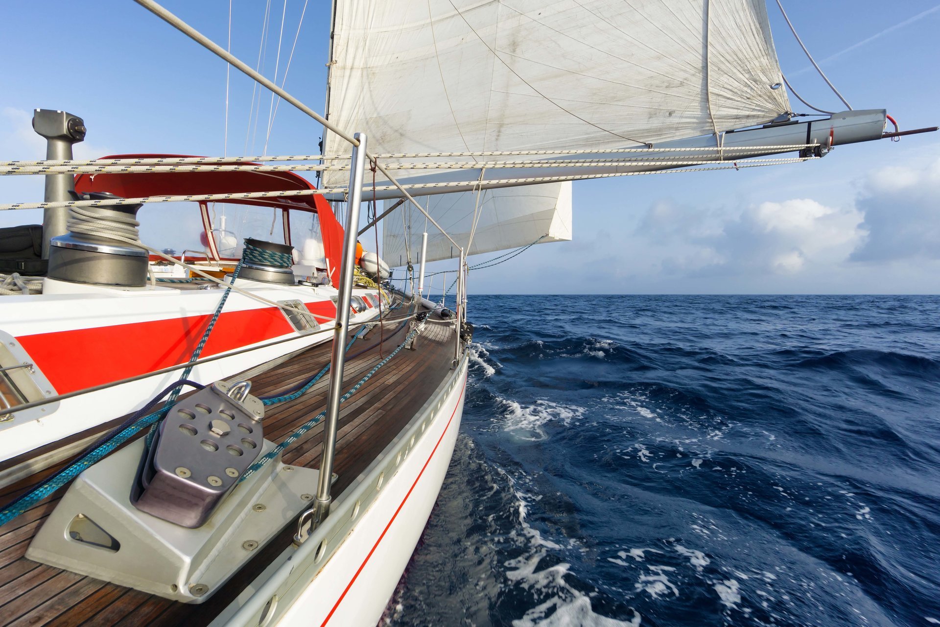 yacht pont voile ciel nuages mer vagues éclaboussures vent waypoint rumb mouvement complet course horizon vitesse espace navire marine bateau été tourisme loisirs voyage bokeh fond d écran