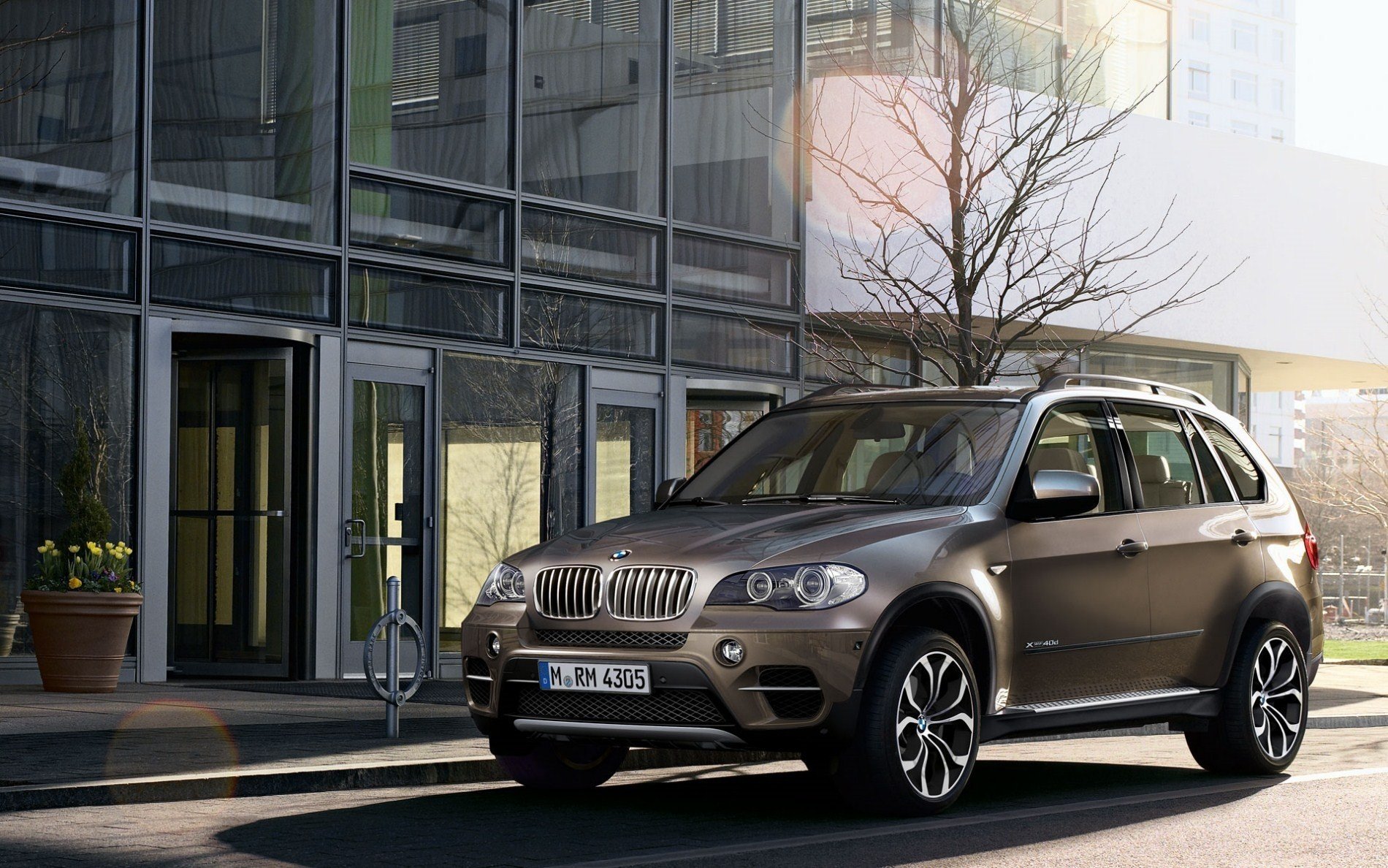 deutsche automobilindustrie wut bmw x5 felgen büro parkplatz pkw transport auto kraftfahrzeuge bmw metallic silber schubkarre stadt buntglasfenster türen topf blume