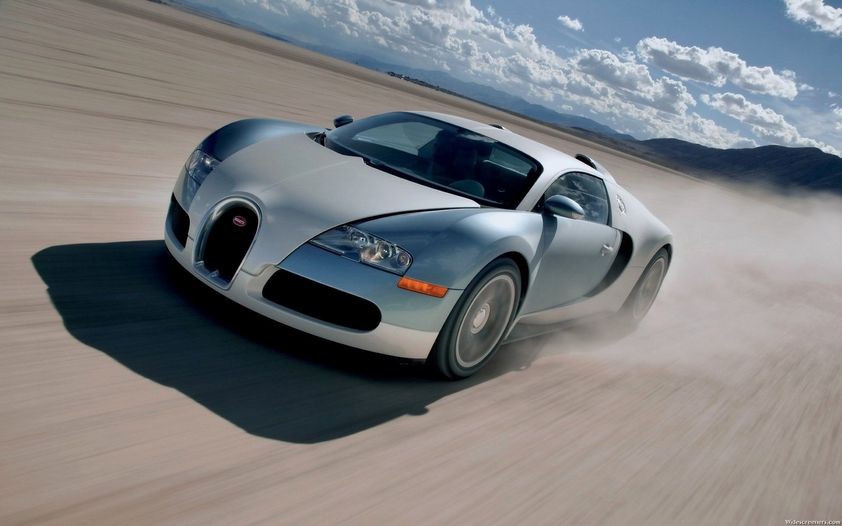 самое дорогое авто bugatti veyron бугатти скорость пустыня пыль движение небо облака автомобиль крутая тачка машина авто спортивные авто транспорт автотранспорт