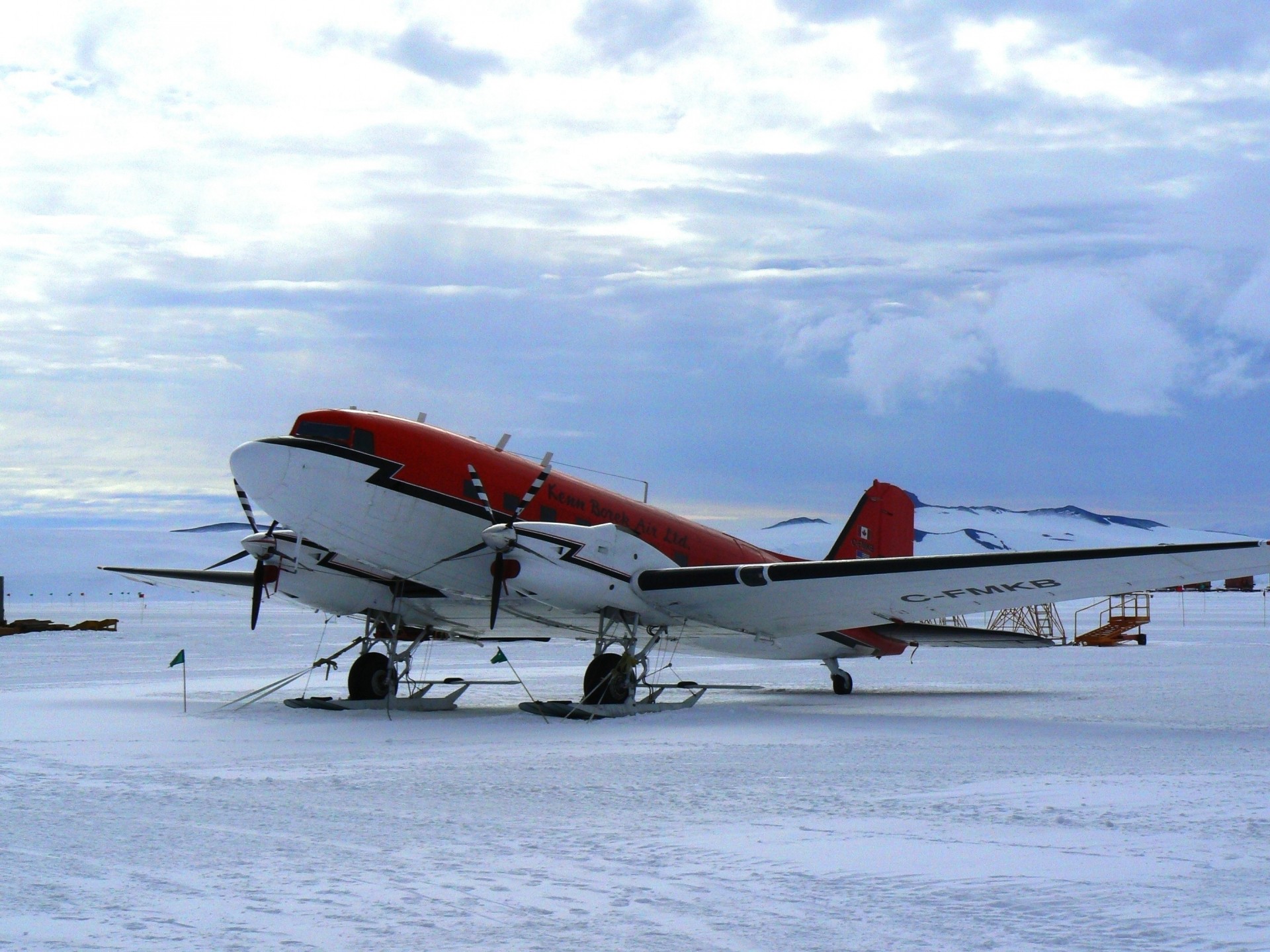 airport douglas dc-3 snow winter